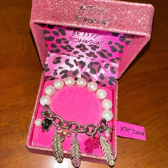 SOLD🩷[ Betsey Johnson ] Pearl & Chain Charm Bracelet - Picture 6 of 11